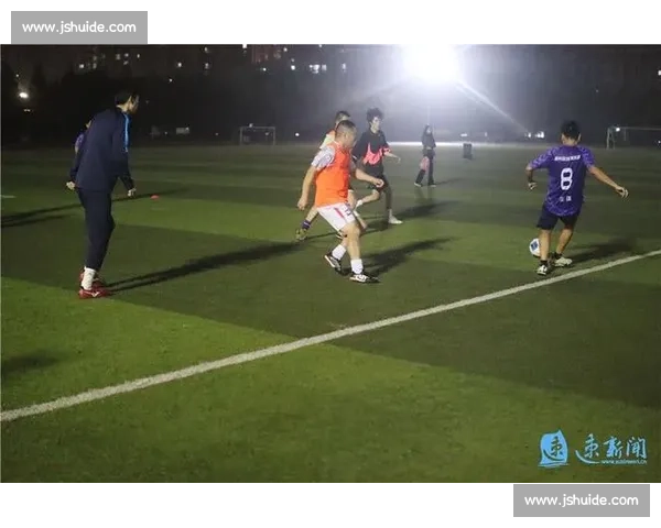 绿茵夜训燃斗志!泗阳队冲刺 “宿超” 倒计时